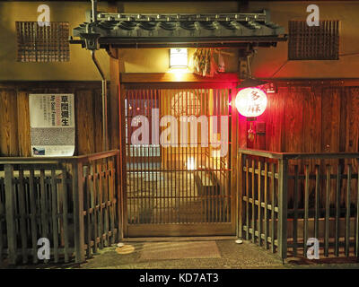 Vista dell'ingresso di un tradizionale ristorante giapponese di notte nel quartiere di Gion a Kyoto in Giappone Foto Stock