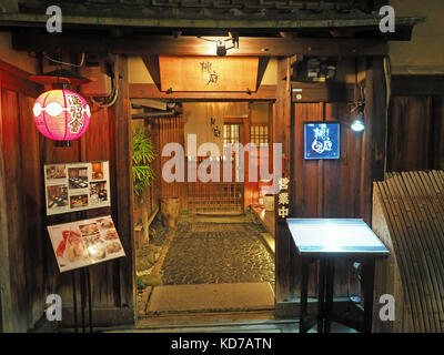 Vista dell'ingresso di un tradizionale ristorante giapponese di notte nel quartiere di Gion a Kyoto in Giappone Foto Stock