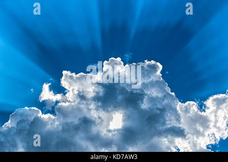Raggi di sole e cloud. Foto Stock
