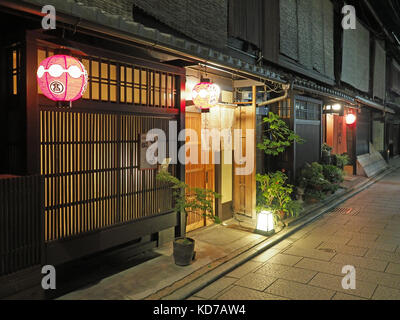 Vista dell'ingresso di un tradizionale ristorante giapponese di notte nel quartiere di Gion a Kyoto in Giappone Foto Stock