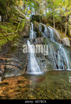 Lascia la turbolenza nella piscina verde al di sotto di moss glen cade a Granville, Vermont, lungo vermont route 100. Foto Stock