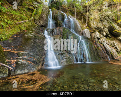 Lascia la turbolenza nella piscina verde al di sotto di moss glen cade a Granville, Vermont, lungo vermont route 100. Foto Stock