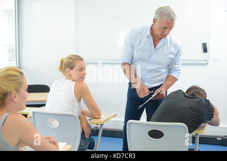 Annoiato studente in classe Foto Stock