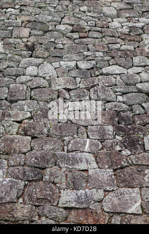 Muro di pietra nel castello di Osaka, Giappone. castelli giapponesi (shiro) fortezze furono costruiti prevalentemente in legno e pietra. Foto Stock