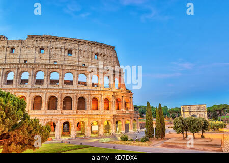 Roma sunrise skyline della città a Roma Colosseo Roma Colosseo), roma, Italia Foto Stock