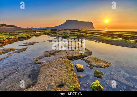 Sunrise a jeju fare Seongsan Ilchulbong, Jeju Island, Corea del Sud Foto Stock