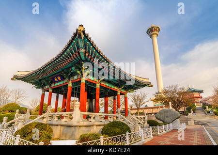 Busan skyline della città al parco yongdusan e busan tower, Busan, Corea del Sud Foto Stock