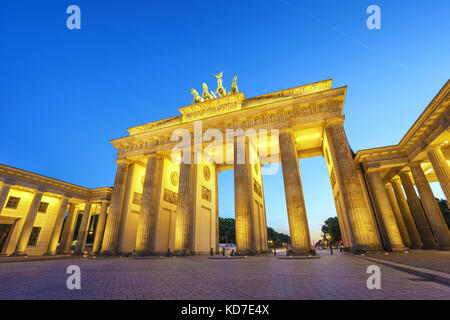 La notte di Berlino dello skyline della città presso la Porta di Brandeburgo (Brandenburger Tor), Berlino, Germania Foto Stock