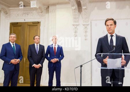 L'Aia, Paesi Bassi. 10 ottobre 2017. Il primo ministro olandese Mark Rutte (1° R) parla alla stampa sull'accordo del governo di coalizione stipulato dai quattro partiti dell'Aia, Paesi Bassi, 10 ottobre 2017. I gruppi parlamentari dei quattro partiti che hanno raggiunto un accordo di coalizione con il governo lunedì hanno tutti accettato il programma politico per i prossimi anni, aprendo la strada al primo ministro Mark Rutte per iniziare a riunire il suo gabinetto. Crediti: Rick Nederstigt/Xinhua/Alamy Live News Foto Stock