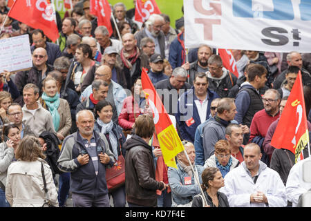 Tours, Francia. 10 ott 2017. Funzionari trovato uno sciopero generale sulle strade di Francia. I lavoratori del settore pubblico in tutto il paese sciopero contro le proposte da Emmanuel Macrons governo di congelare la loro retribuzione, Tours, Francia. Foto Stock