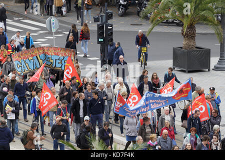 Tours, Francia. 10 ott 2017. Funzionari trovato uno sciopero generale sulle strade di Francia. I lavoratori del settore pubblico in tutto il paese sciopero contro le proposte da Emmanuel Macrons governo di congelare la loro retribuzione, Tours, Francia. Foto Stock