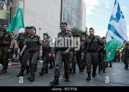 Gerusalemme, Israele. Decimo oct, 2017. poliziotti di frontiera unisciti a decine di migliaia in Gerusalemme annuale parata incluse le delegazioni provenienti da tutto il mondo, Industria israeliana, banche, in caso di emergenza e per il personale militare, nella tradizione del monte del tempio pellegrinaggi in vacanza di Sukkoth e in una mostra internazionale di sostegno ad Israele. Credito: nir alon/alamy live news Foto Stock