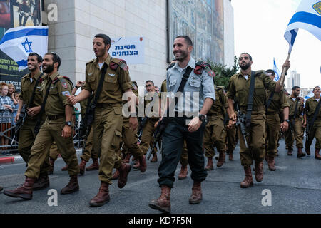 Gerusalemme, Israele. Decimo oct, 2017. idf i soldati della brigata paracadutisti, nel loro tradizionale stivali rossi, unisciti a decine di migliaia in Gerusalemme annuale parata incluse le delegazioni provenienti da tutto il mondo, Industria israeliana, banche, in caso di emergenza e per il personale militare, nella tradizione del monte del tempio pellegrinaggi in vacanza di Sukkoth e in una mostra internazionale di sostegno ad Israele. Credito: nir alon/alamy live news Foto Stock