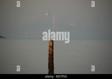 San Francisco, California, Stati Uniti d'America. 10 ottobre, 2017. Sunrise a San Francisco e il Bay Bridge coperte in fumo dalla Napa Valley e Sonoma incendi in California Credit: Peter Graham/Alamy Live News Foto Stock