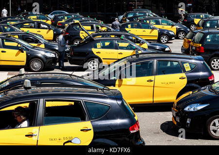 BARCELLONA, SPAGNA - 17 APRILE 2013: Viaggiatori e numerosi taxi attendono di fronte alla stazione ferroviaria di Barcelona-Sants il 17 aprile Foto Stock