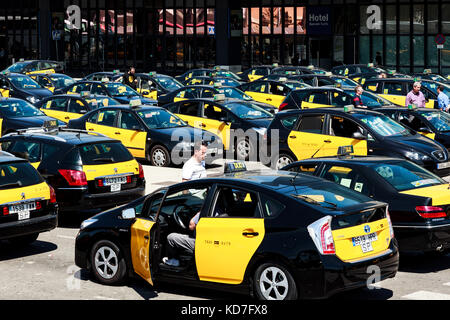 BARCELLONA, SPAGNA - 17 APRILE 2013: Viaggiatori e numerosi taxi attendono di fronte alla stazione ferroviaria di Barcelona-Sants il 17 aprile Foto Stock