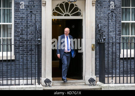 Londra, Regno Unito. 10 ottobre, 2017. Chris grayling - Segreteria di Stato per il trasporto lascia Downing street dopo aver partecipato alla prima riunione del gabinetto poiché il congresso del partito conservatore. Credito: dinendra haria/alamy live news Foto Stock