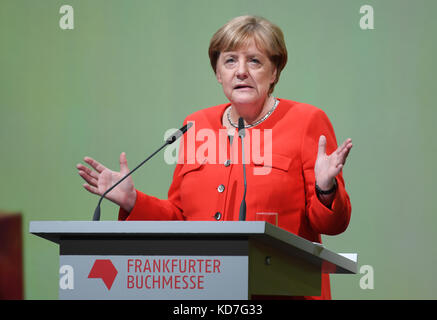 Francoforte sul meno, Germania. 10 ottobre 2017. La cancelliera tedesca Angela Merkel tiene un discorso all'inaugurazione della Fiera del Libro di Francoforte a Francoforte sul meno, in Germania, il 10 ottobre 2017. La Francia è la nazione ospite ufficiale di quest'anno alla fiera. La fiera, la più grande del mondo, è aperta al pubblico tra il 11.10.17 e il 15.10.17. Credito: Arne Dedert/dpa/Alamy Live News Foto Stock