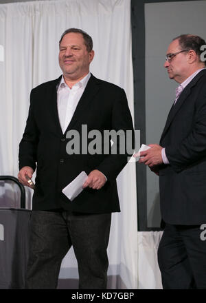 Il film executive Harvey Weinstein e il film executive Bob Weinstein onstage come 'made In NY Award' sono presentati ai film executive Bob Weinstein e Harvey Weinstein al 8th Annual 'Made In NY Awards' di Gracie Mansion il 10 giugno 2013 a New York City. Foto Stock