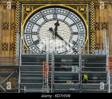 Westminster. Londra, Regno Unito. 10 Ott 2017. Lavoratori che ristrutturano Elizabeth Tower comunemente noto come Big ben hanno raggiunto la faccia orologio in un progetto che costa circa £61 milioni. Credit: Dinendra Haria/Alamy Live News Foto Stock