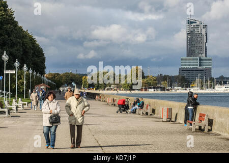 Gdynia, Polonia. Decimo oct, 2017. telecamera TVCC sul lungomare boulevard (bulwar nadmorski) è visto a Gdynia, Polonia, il 10 ottobre 2017 l'autorità di gdynia piano per Exchange e modernizzare gli attuali telecamere di videosorveglianza (TVCC) in moderni sistemi hd. ogni mese, operatori di monitoraggio sono macchie di circa un migliaio di eventi, che richiedono la polizia o la protezione della città di intervenire. Credito: Michal fludra/alamy live news Foto Stock