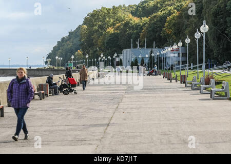 Gdynia, Polonia. Decimo oct, 2017. telecamera TVCC sul lungomare boulevard (bulwar nadmorski) è visto a Gdynia, Polonia, il 10 ottobre 2017 l'autorità di gdynia piano per Exchange e modernizzare gli attuali telecamere di videosorveglianza (TVCC) in moderni sistemi hd. ogni mese, operatori di monitoraggio sono macchie di circa un migliaio di eventi, che richiedono la polizia o la protezione della città di intervenire. Credito: Michal fludra/alamy live news Foto Stock