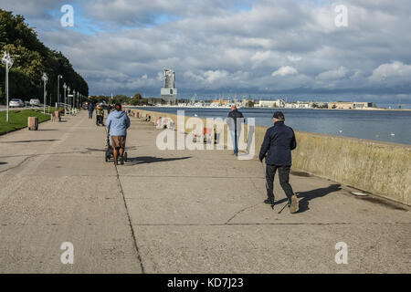 Gdynia, Polonia. Decimo oct, 2017. telecamera TVCC sul lungomare boulevard (bulwar nadmorski) è visto a Gdynia, Polonia, il 10 ottobre 2017 l'autorità di gdynia piano per Exchange e modernizzare gli attuali telecamere di videosorveglianza (TVCC) in moderni sistemi hd. ogni mese, operatori di monitoraggio sono macchie di circa un migliaio di eventi, che richiedono la polizia o la protezione della città di intervenire. Credito: Michal fludra/alamy live news Foto Stock