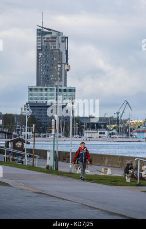 Gdynia, Polonia. Decimo oct, 2017. telecamera TVCC sul lungomare boulevard (bulwar nadmorski) è visto a Gdynia, Polonia, il 10 ottobre 2017 l'autorità di gdynia piano per Exchange e modernizzare gli attuali telecamere di videosorveglianza (TVCC) in moderni sistemi hd. ogni mese, operatori di monitoraggio sono macchie di circa un migliaio di eventi, che richiedono la polizia o la protezione della città di intervenire. Credito: Michal fludra/alamy live news Foto Stock