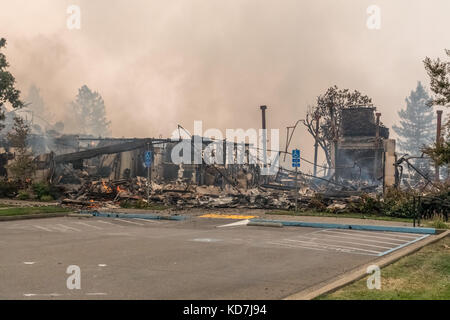 Sonoma County, California, Stati Uniti d'America. 09oct, 2017. fuochi bruciando attraverso diverse contee della California del nord. distruzione massiccia. Sonoma County, California, Stati Uniti, lunedì 9 ottobre, 2017. devistation in tutta la contea. Credito: kathryn capaldo, alamy/live news Foto Stock