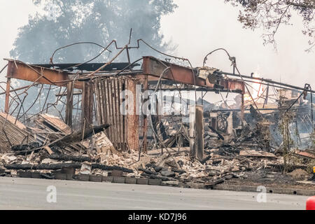 Sonoma County, California, Stati Uniti d'America. 09oct, 2017. fuochi bruciando attraverso diverse contee della California del nord. distruzione massiccia. Sonoma County, California, Stati Uniti, lunedì 9 ottobre, 2017. devistation in tutta la contea. Credito: kathryn capaldo, alamy/live news Foto Stock