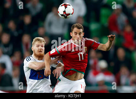 Budapest, Ungheria. Decimo oct, 2017. marton eppel #11 di Ungheria battaglie per la sfera con odmar faero #15 delle isole Faerøer durante il 2018 Fifa World Cup qualifier match tra Ungheria e isole Faerøer a groupama arena il 10 ottobre 2017 a Budapest, Ungheria. Credito: laszlo szirtesi/alamy live news Foto Stock