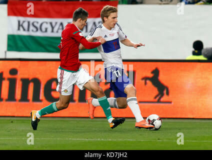 Budapest, Ungheria. Decimo oct, 2017. Adam nagy (l) di Ungheria compete per la sfera con joan edmundsson #11 delle isole Faerøer durante il 2018 Fifa World Cup qualifier match tra Ungheria e isole Faerøer a groupama arena il 10 ottobre 2017 a Budapest, Ungheria. Credito: laszlo szirtesi/alamy live news Foto Stock