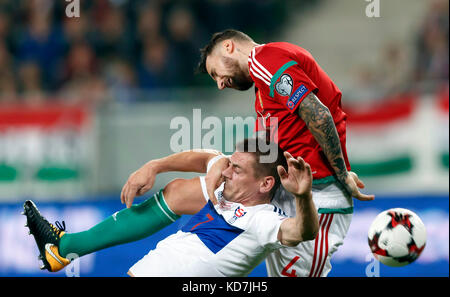 Budapest, Ungheria. Decimo oct, 2017. tamas kadar (r) di Ungheria grovigli con frodi benjaminsen #7 delle isole Faerøer durante il 2018 Fifa World Cup qualifier match tra Ungheria e isole Faerøer a groupama arena il 10 ottobre 2017 a Budapest, Ungheria. Credito: laszlo szirtesi/alamy live news Foto Stock