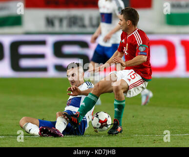 Budapest, Ungheria. Decimo oct, 2017. rene joensen (l) delle isole Faerøer slitta affronta mate patkai #15 di Ungheria durante il 2018 Fifa World Cup qualifier match tra Ungheria e isole Faerøer a groupama arena il 10 ottobre 2017 a Budapest, Ungheria. Credito: laszlo szirtesi/alamy live news Foto Stock