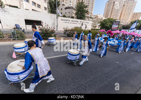 Gerusalemme, Israele. 10 ottobre, 2017. La Gerusalemme marzo, un evento annuale nella festa ebraica di Sukkot, quando i sostenitori di Israele - specialmente i cristiani - provenienti da tutto il mondo arrivano a marzo a Gerusalemme a sostegno di Israele e il popolo ebraico. Credito: Yagil Henkin/Alamy Live News Foto Stock