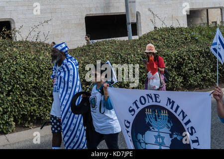 Gerusalemme, Israele. 10 ottobre, 2017. La Gerusalemme marzo, un evento annuale nella festa ebraica di Sukkot, quando i sostenitori di Israele - specialmente i cristiani - provenienti da tutto il mondo arrivano a marzo a Gerusalemme a sostegno di Israele e il popolo ebraico. Credito: Yagil Henkin/Alamy Live News Foto Stock