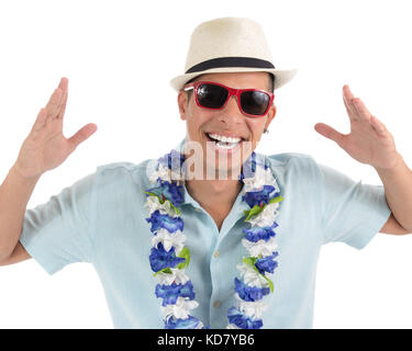 L uomo è in fantasia, indossa gli occhiali da sole e cappello e collana di fiori. giovani latinoamericani uomo che indossa maglietta blu. isolato su sfondo bianco. Foto Stock