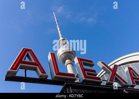 Stazione di Alexanderplatz e la torre della televisione di Berlino, Germania Foto Stock