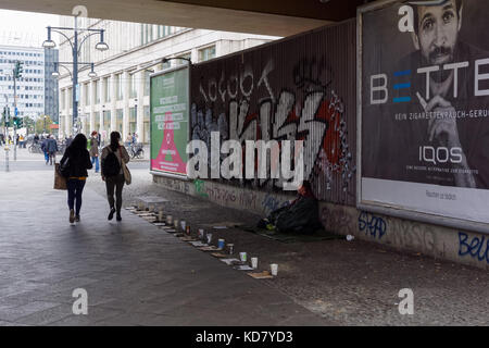 Uomo a mendicare per strada nei pressi di Alexanderplatz di Berlino, Germania Foto Stock