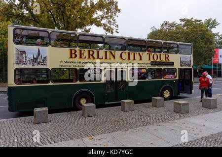 Sightseeing bus davanti all'Edificio del Reichstag a Berlino, Germania Foto Stock