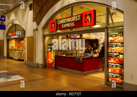 Currywurst takeaway Express alla stazione di Alexanderplatz di Berlino, Germania Foto Stock