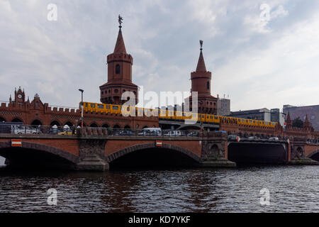 U-Bahn treno attraversando il ponte Oberbaum a Berlino, Germania Foto Stock