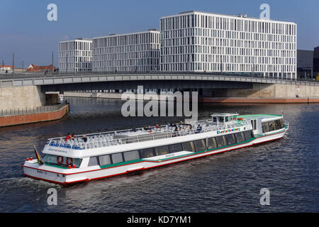 Battello da crociera sul fiume Sprea, vicino a Hugo Preuss Bridge a Berlino, Germania Foto Stock