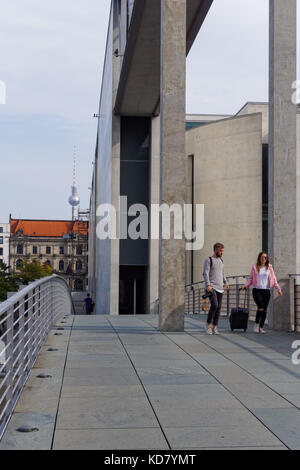 Passerella sul fiume Sprea tra Paolo Löbe House e Marie Elisabeth Luders House a Berlino, Germania Foto Stock