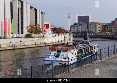 Battello da crociera sul fiume Sprea, vicino Marie-Elisabeth Lüders Building a Berlino, Germania Foto Stock