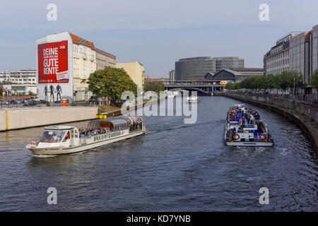 Barche di crociera sul fiume Sprea a Berlino, Germania Foto Stock