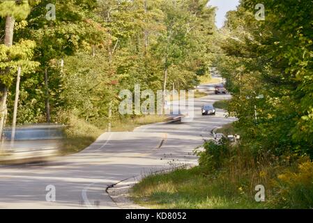 Avvolgimento, curva strada in door county, Highway 42, vicino alla morte porta in traghetto e punto di partenza per l'isola di Washington. Il traffico proveniente dal traghetto. Foto Stock