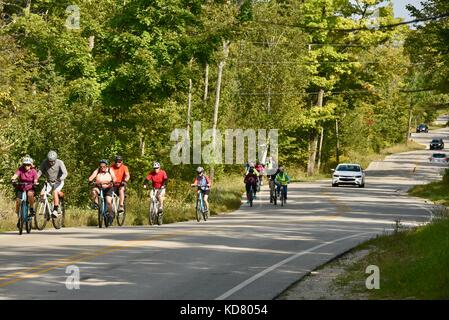 Avvolgimento, curva strada in door county, Highway 42, vicino alla morte porta in traghetto e punto di partenza per l'isola di Washington. Il traffico proveniente dal traghetto. Foto Stock