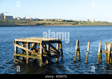 Un vecchio pontile in legno sul fiume Tyne a south shields Foto Stock