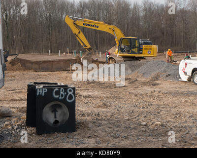 Sito in costruzione con attrezzature pesanti. Foto Stock